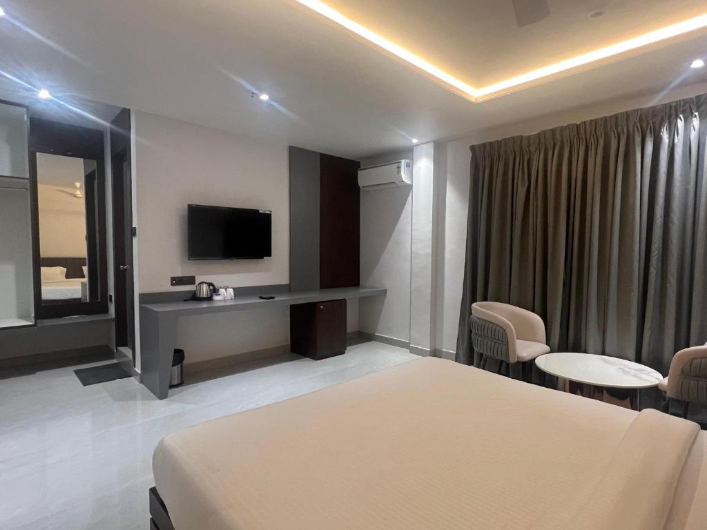 Family Room - Image 6