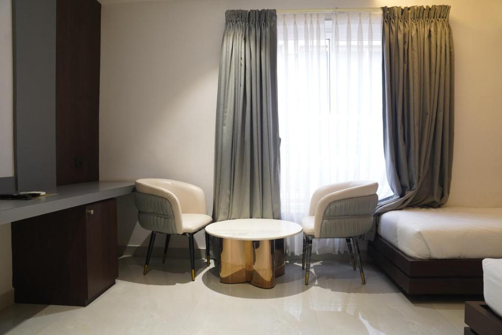 Family Room - Image 8