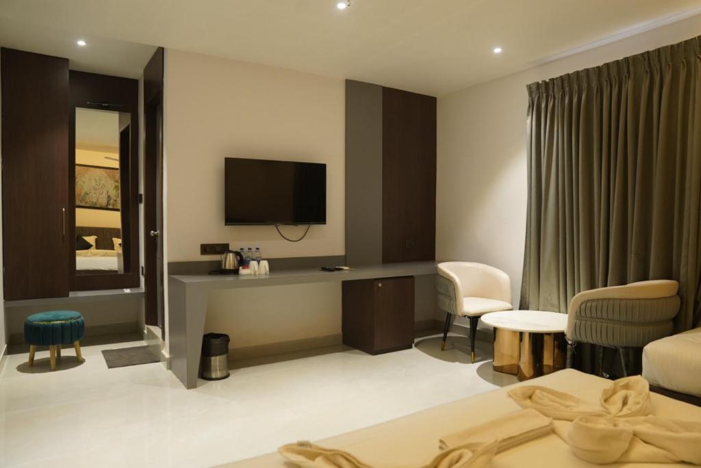 Family Room - Image 9