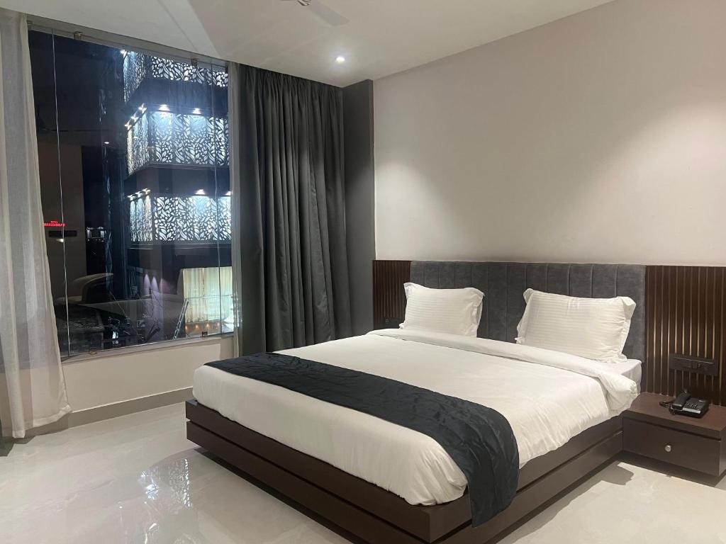 Family Room - Image 10